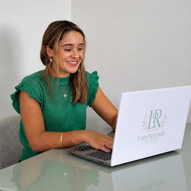 Lara Rezende, psicóloga clínica, em seu consultório em Divinópolis
